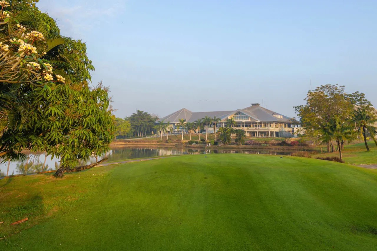 uniland-clubhouse-tee-box